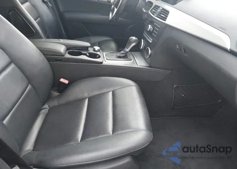 2014 Mercedes-Benz C 250 Sport z USA, uszkodzony, nr VIN WDDGF4HB2ER304790